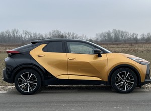 Toyota C-HR z 2025 r. już trafiła na promocję. Sprawdzamy nowy cennik