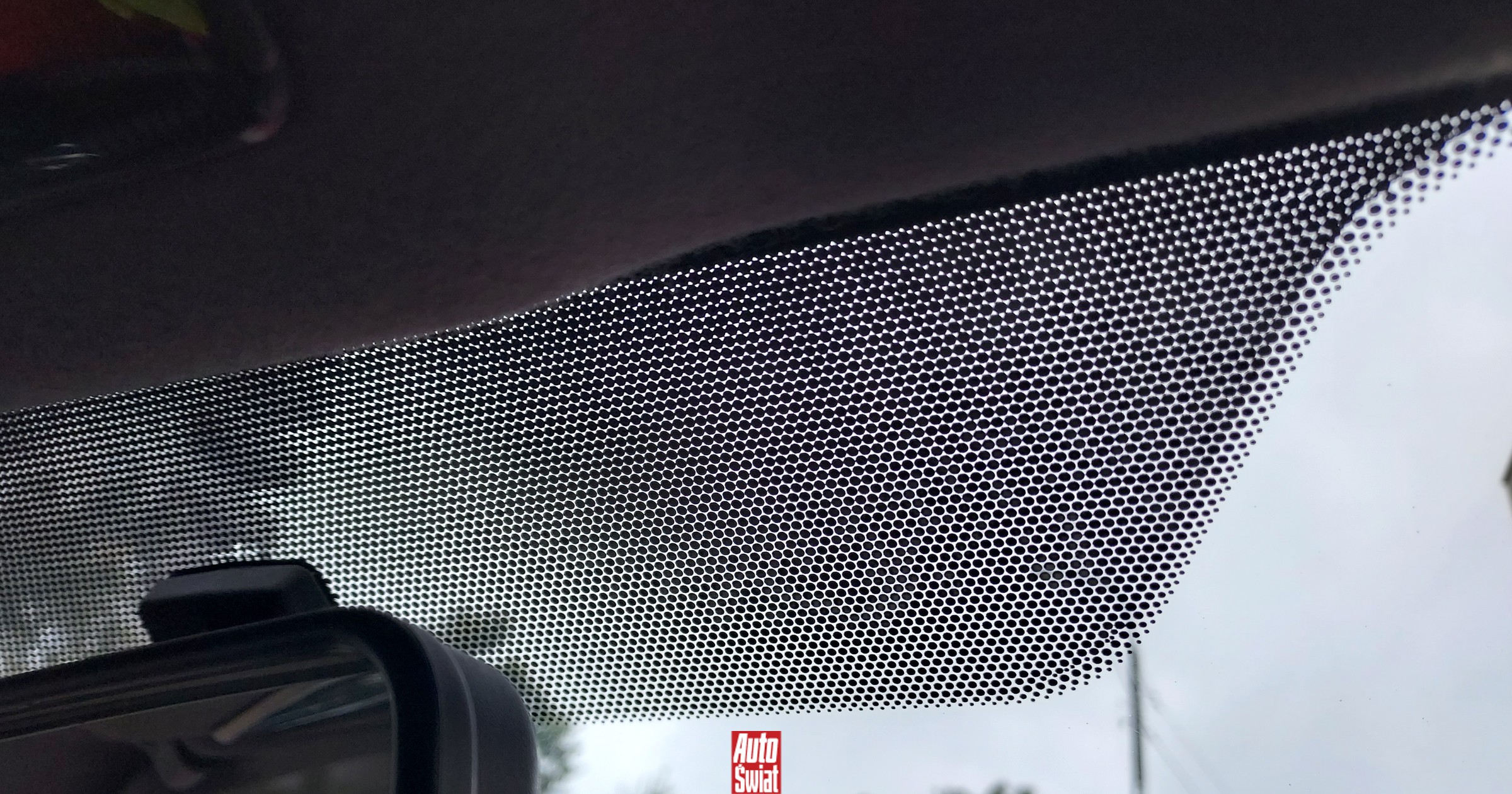 Czarne kropki na szybach i lusterkach – po co są i dlaczego ich nie znajdziemy w zabytkowych autach?