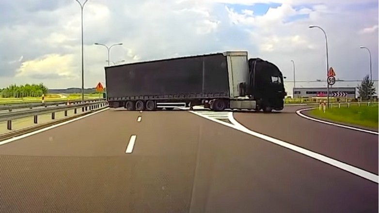 Ciężarówka na obwodnicy Garwolina