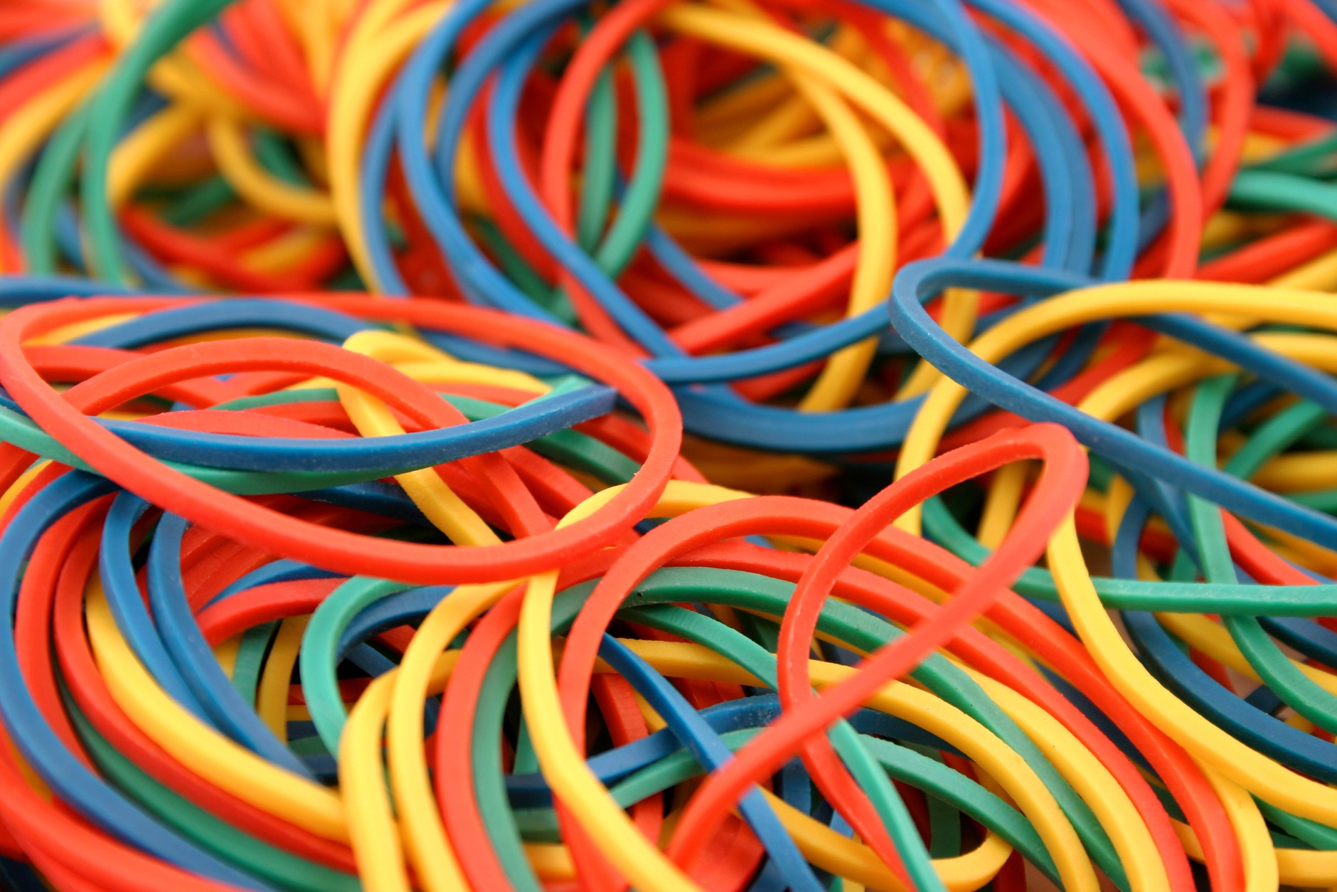 Zwykła gumka recepturka może zapobiec wysokiemu mandatowi za korzystanie z telefonu podczas jazdy