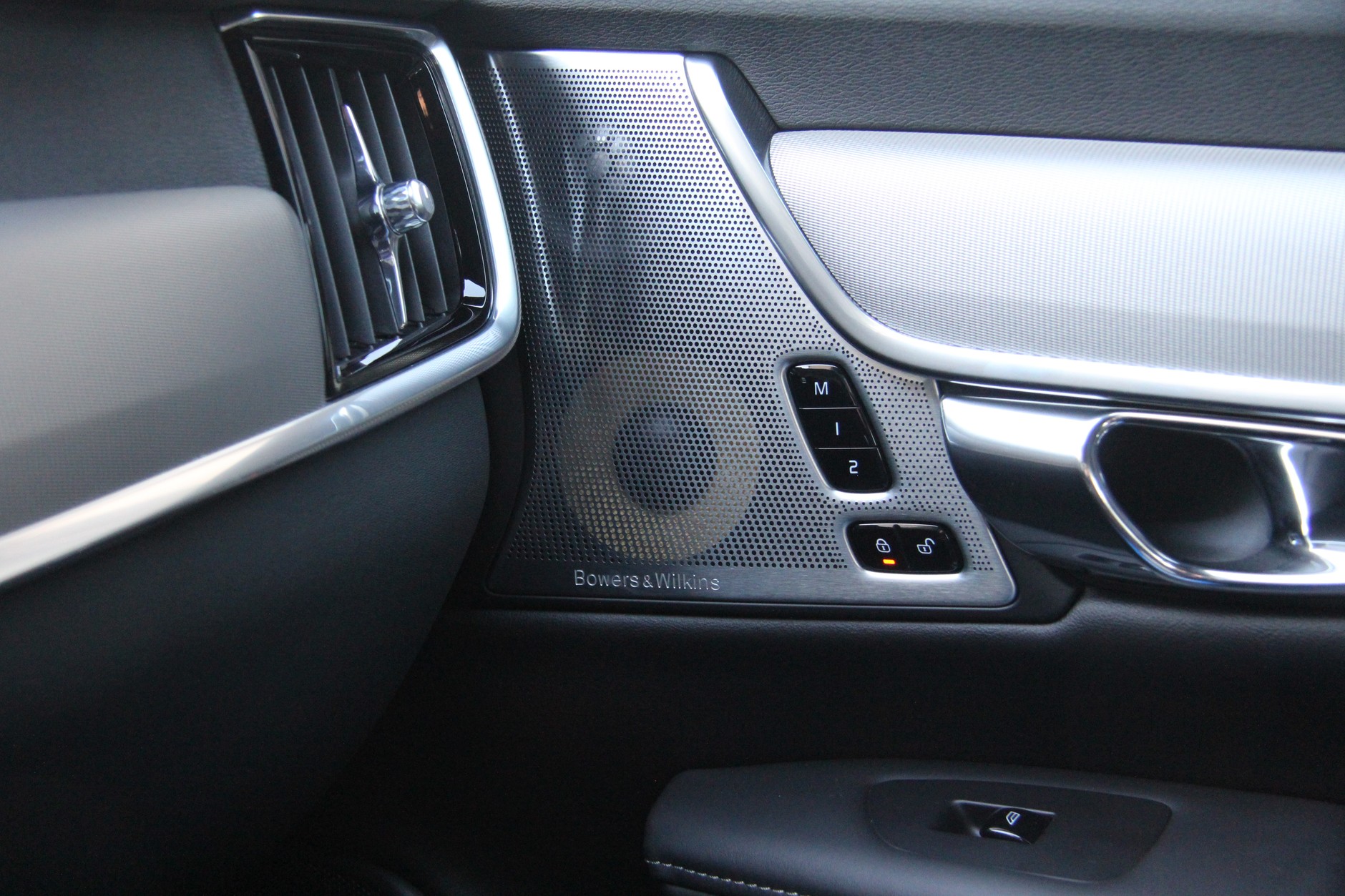 W górnej części drzwi zmieszczono średniotonowy i wysokotonowy - Bowers & Wilkins w Volvo V90