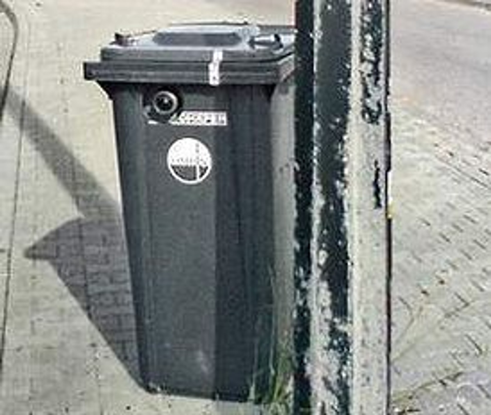 Tak wyglądają fotoradary w Niemczech: niemieckie przepisy pozwalają je maskować.