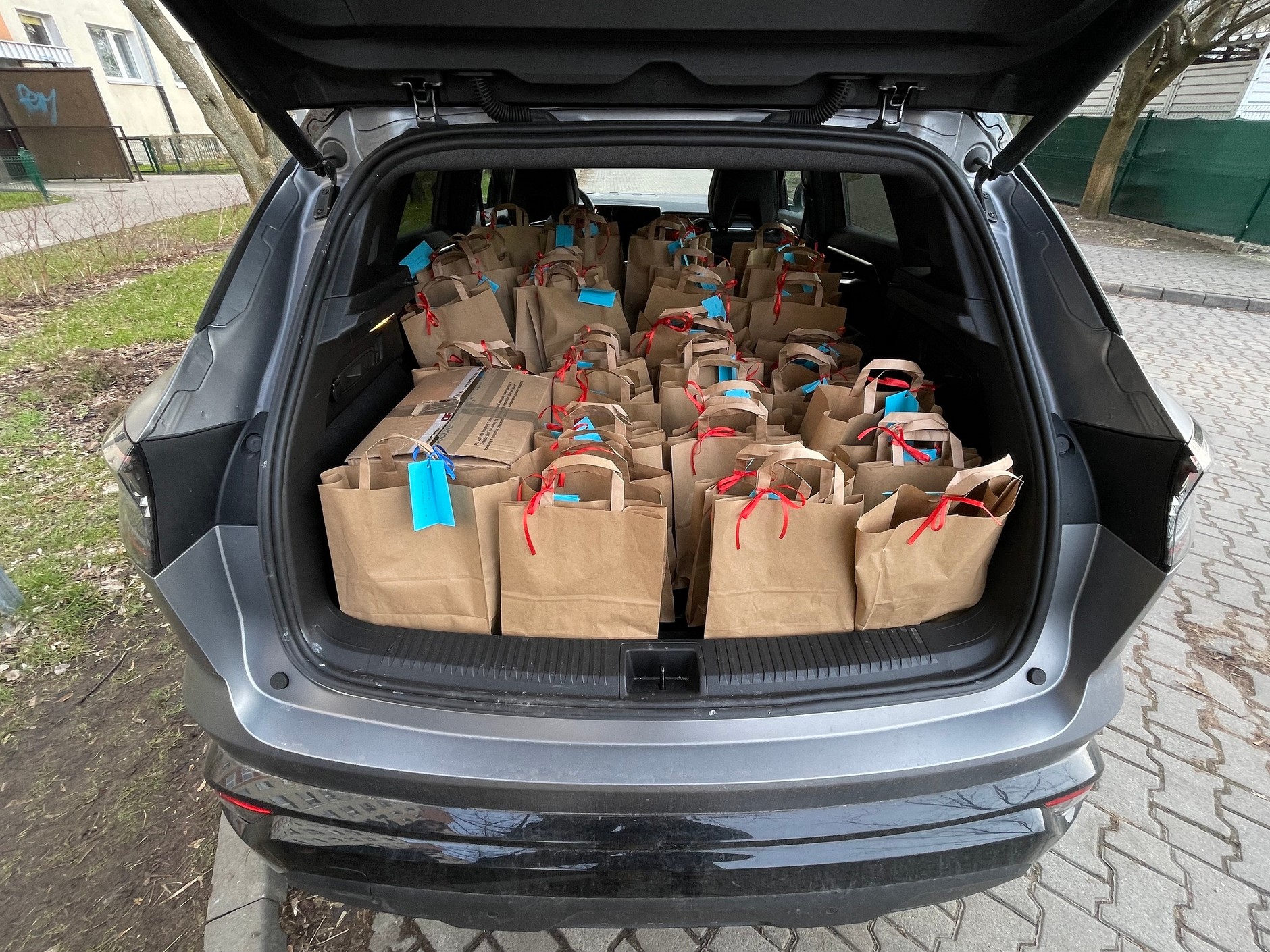 Tak wyglądał Austral załadowany 65 paczkami z okazji Dnia Kobiet