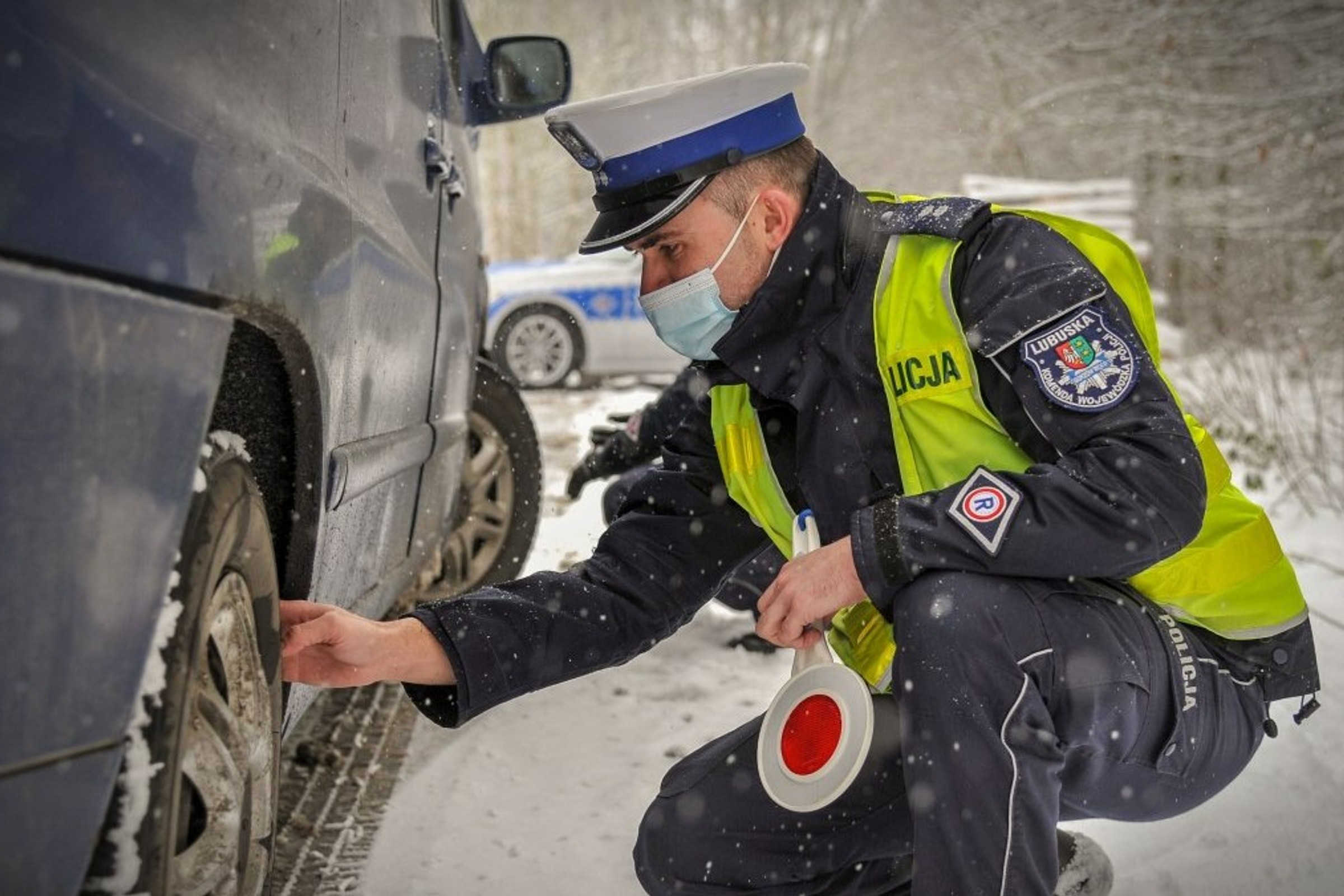 Prawo milczy, ale policja mówi głośno: zmieńcie opony na zimowe. Dlaczego?