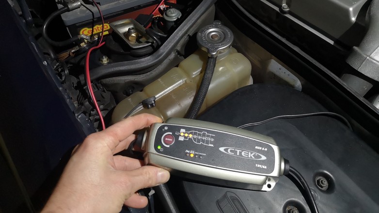 Automatyczna ładowarka na podstawie napięcia akumulatora określa stopień jego rozładowania i dobiera strategię ładowania