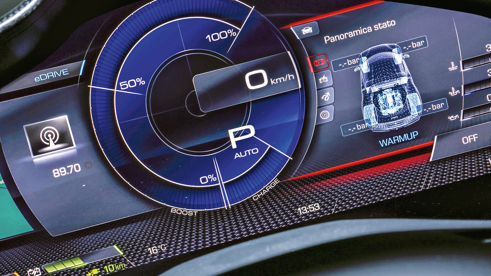 Ferrari 296 GTB ma 25 km "elektrycznego" zasięgu. W trybie czysto elektrycznym rozwija prędkość maksymalną 135 km/h