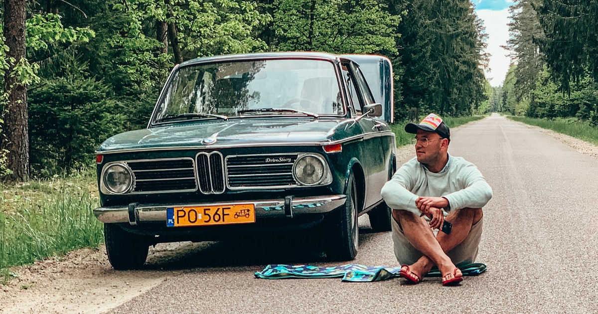 Jakub Majewski, założyciel DriveStory, przy jednym ze swoich BMW 2002