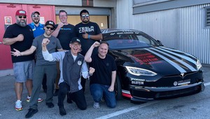 Wyścigowa Tesla Model S Plaid na torze. Nie dała szans Porsche i McLarenom