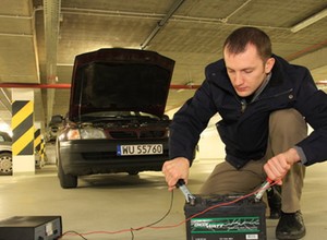 Prostownik samochodowy - reanimacja auta w mroźny poranek