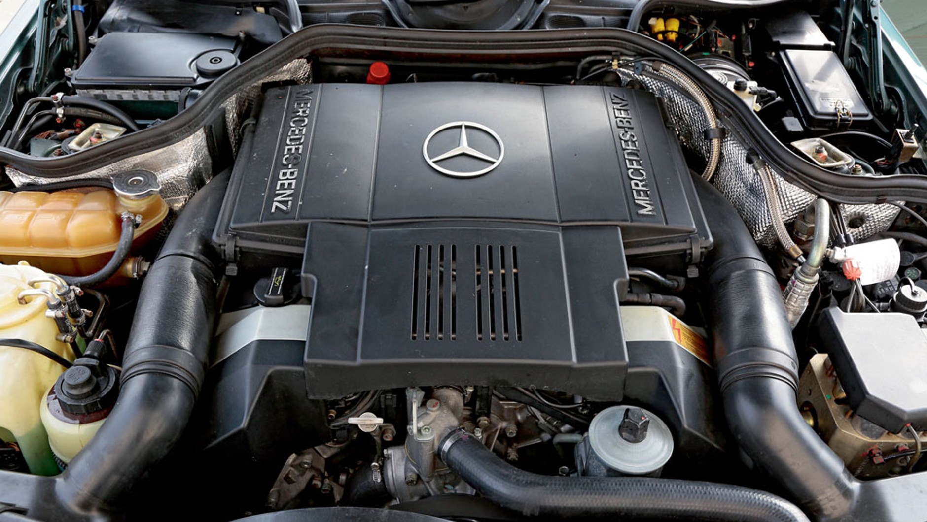 Silnik V8 z modelu R129 szczelnie wypełnia  przestrzeń pod maską