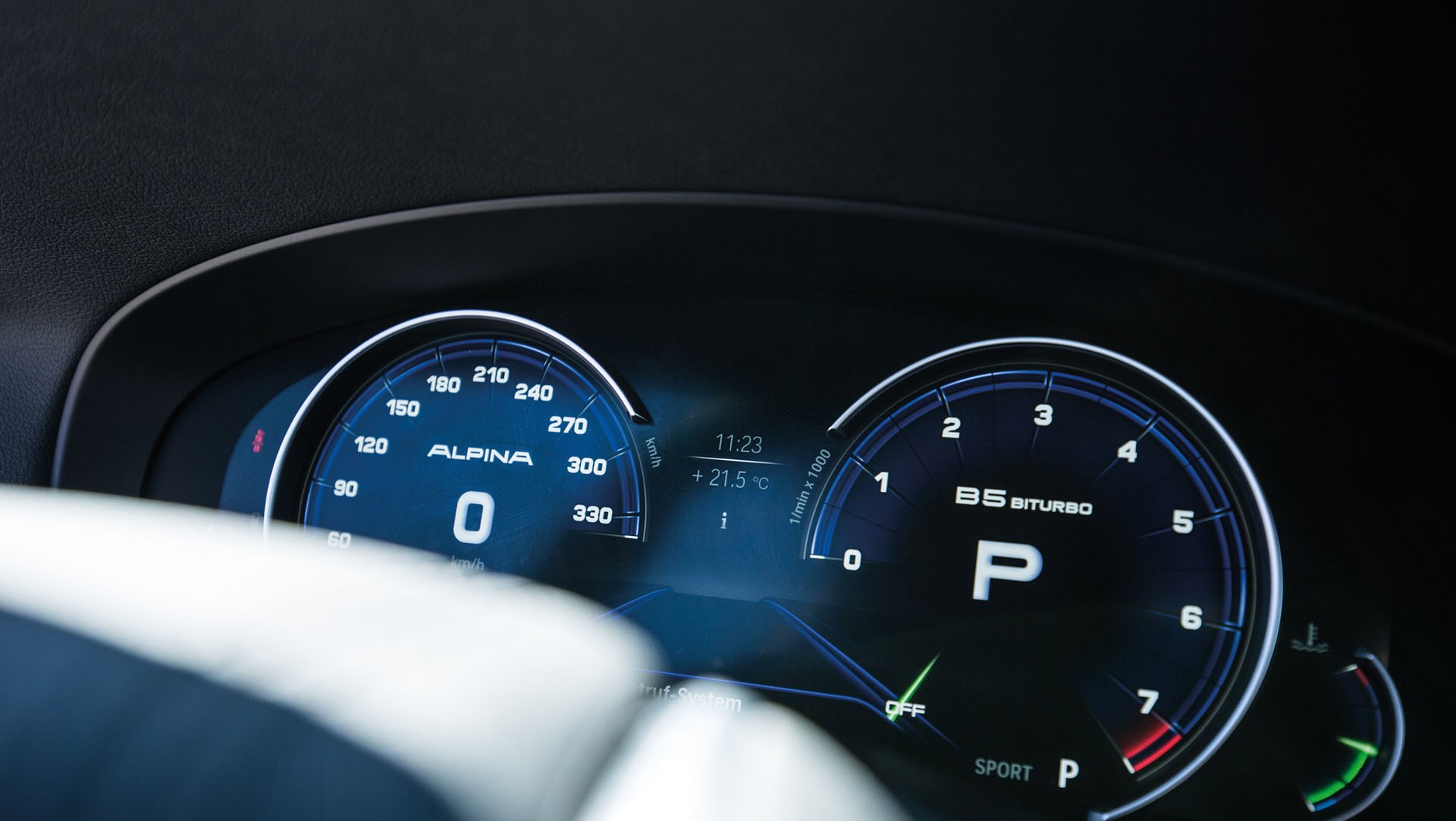 Ciekłokrystaliczne zegary nawiązują
kolorami do barw marki. Prędkościomierz
jest wyskalowany do 330 km/h, bo Alpiny 
nie obowiązuje ograniczenie do 250 km/h.