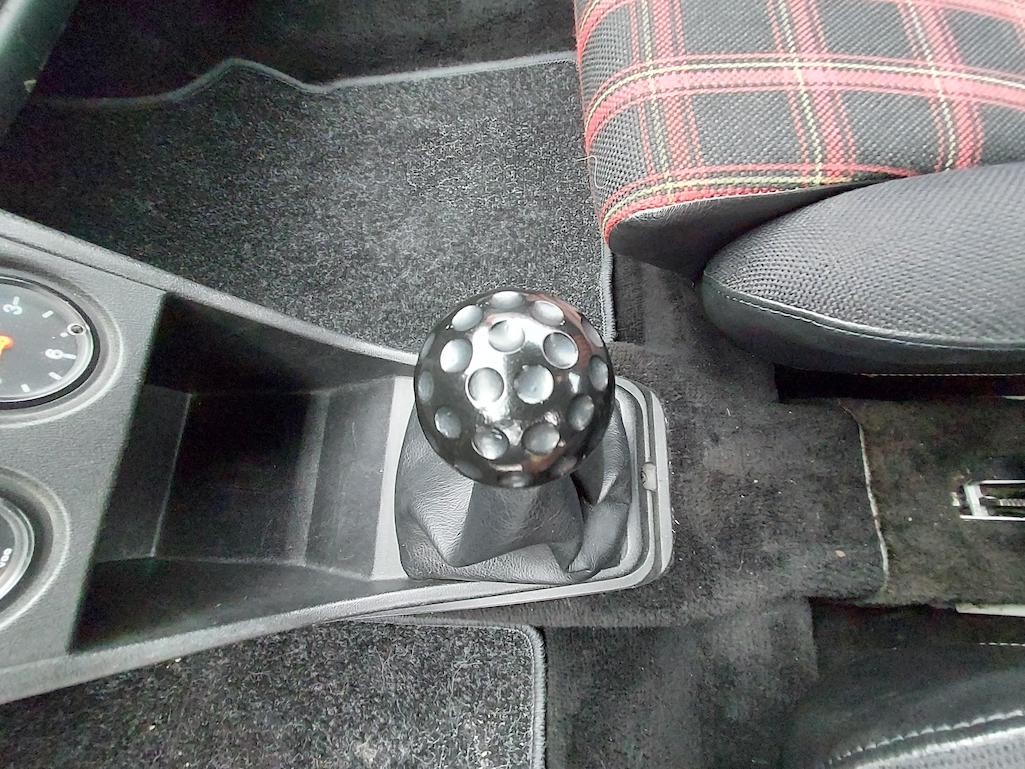 VW Golf GTI I. Dźwignia biegów zakończona „piłeczką golfową"