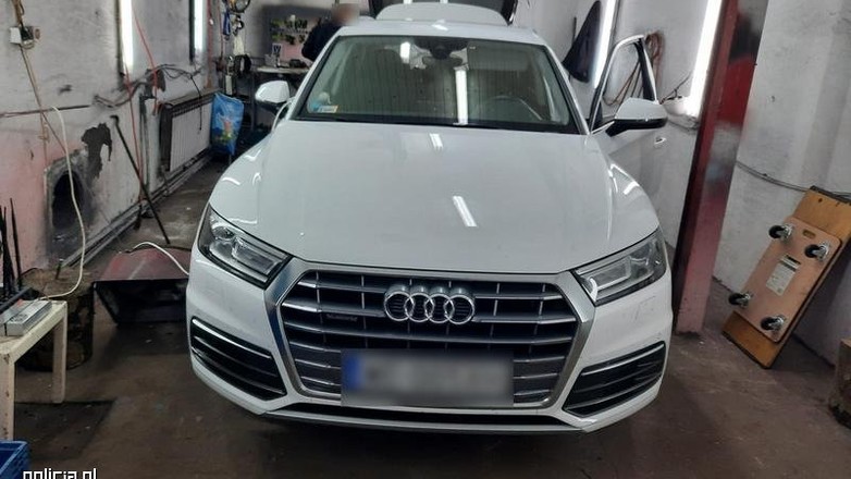 Policjanci z Leszna zatrzymali trzech mężczyzn podejrzanych o kradzieże luksusowych aut