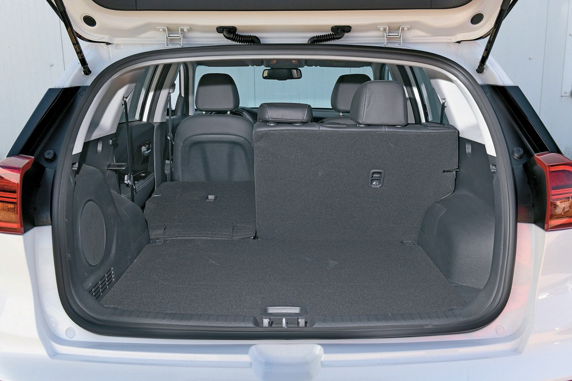 Czy ten duet zelektryfikuje motoryzację? Mercedes EQA kontra Kia e-Niro