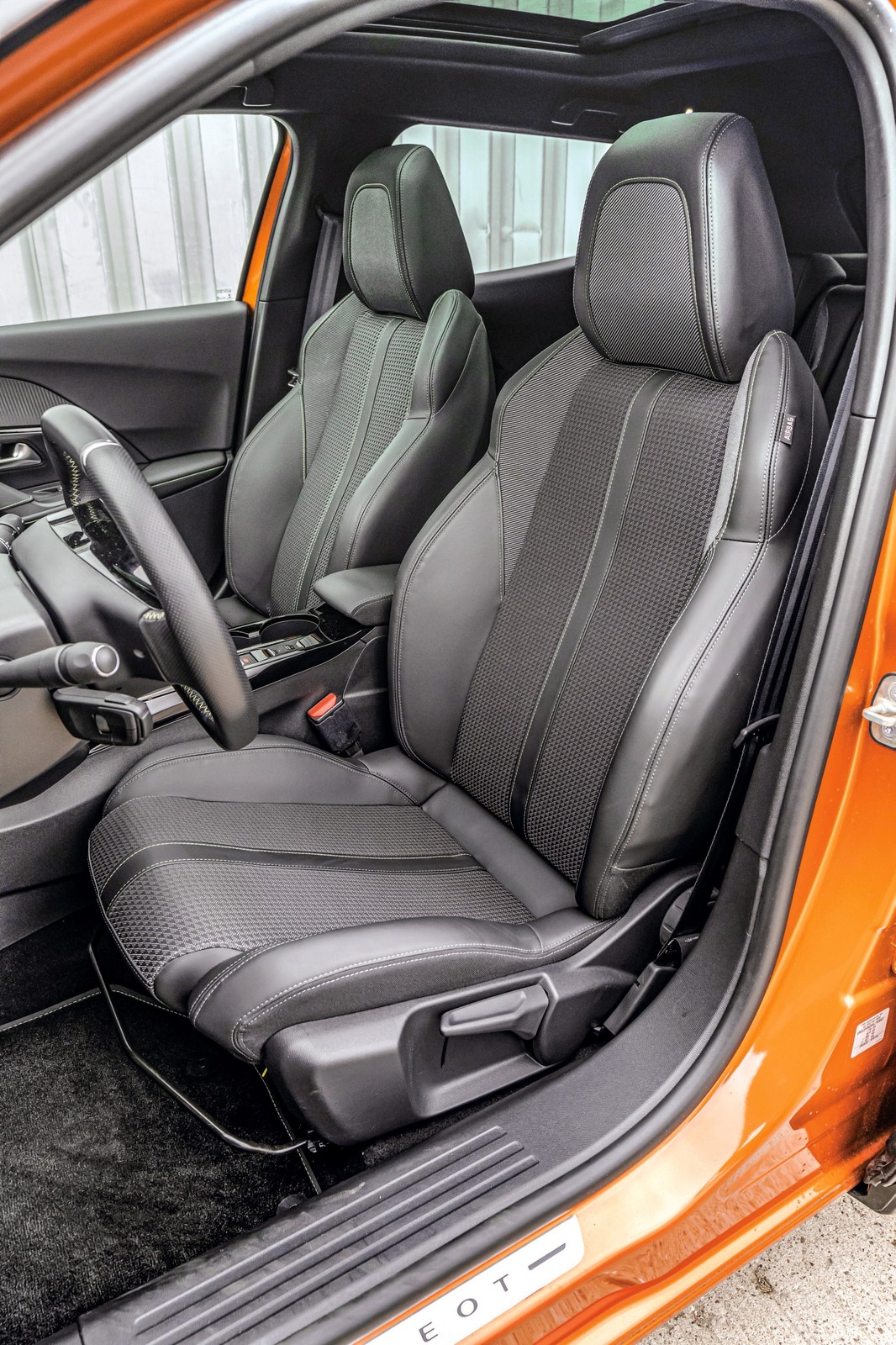 Peugeot 2008 1.2 PureTech - fotel kierowcy