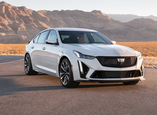 Cadillac CT5V Blackwing - 668 KM, silnik 6,2 l, ręczna skrzynia i chętnych więcej niż aut