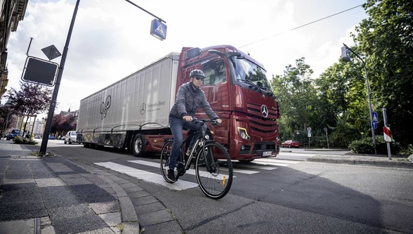 Monitorowanie martwego pola - asystent kierowcy ciężarówki