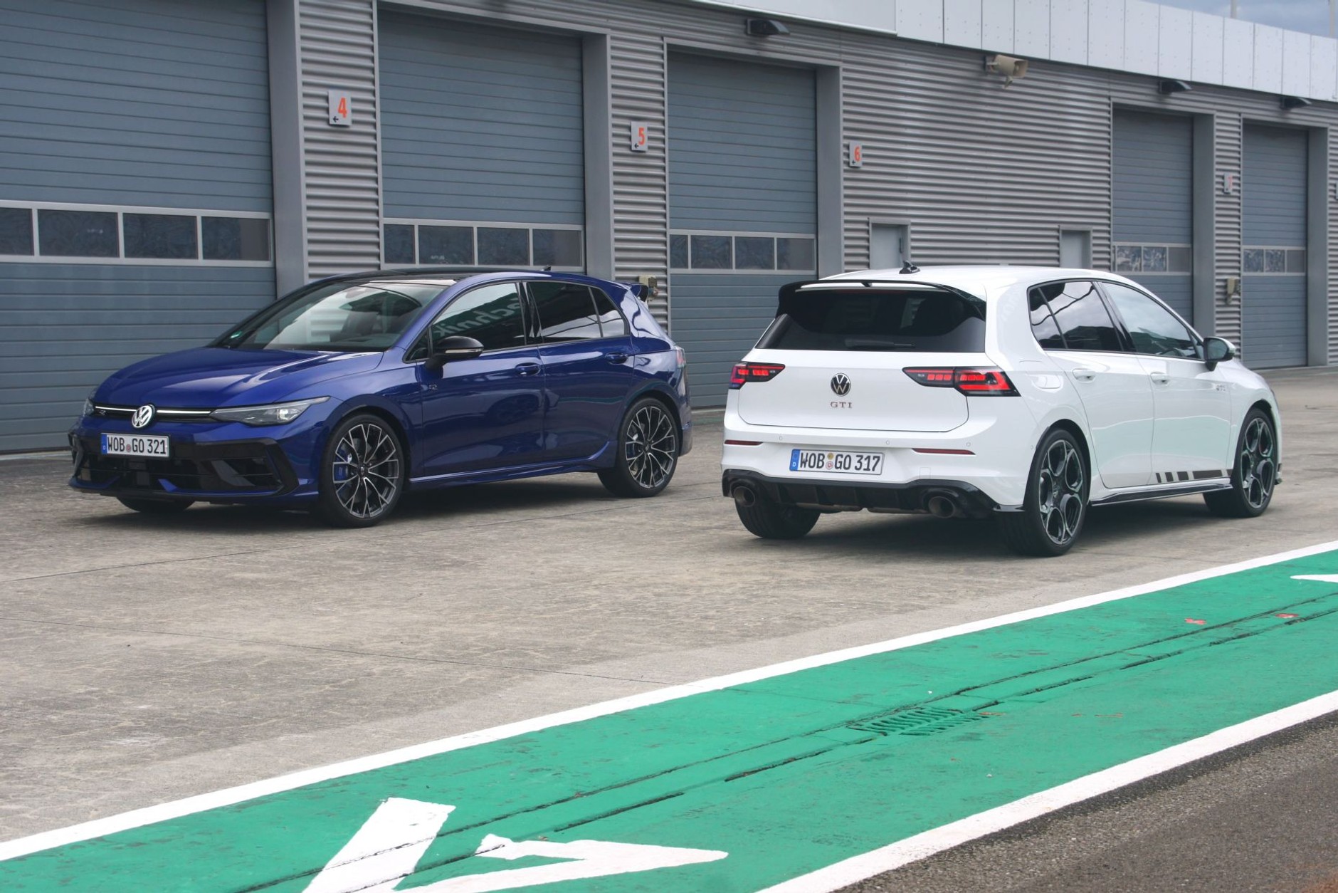 Pikantne odmiany Volkswagena Golfa: GTI i R