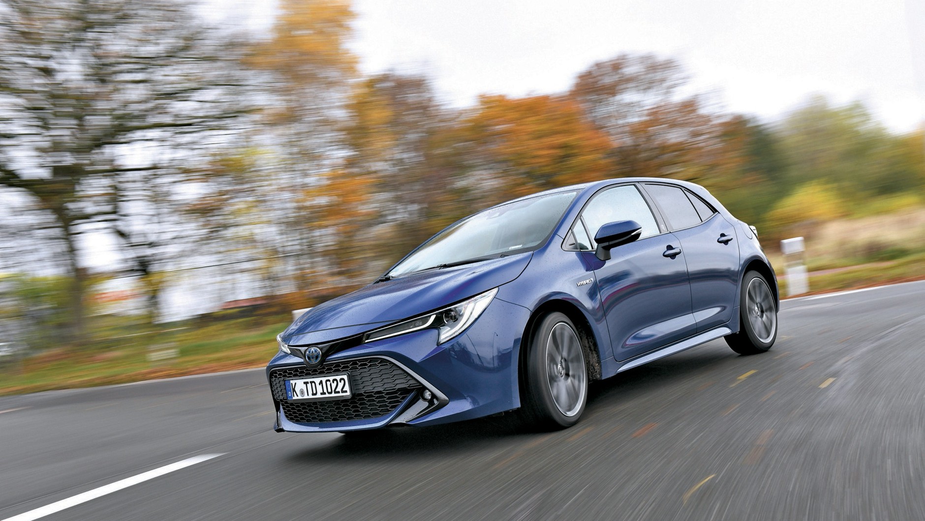 Toyota Corolla 2022 - porównanie hybryd