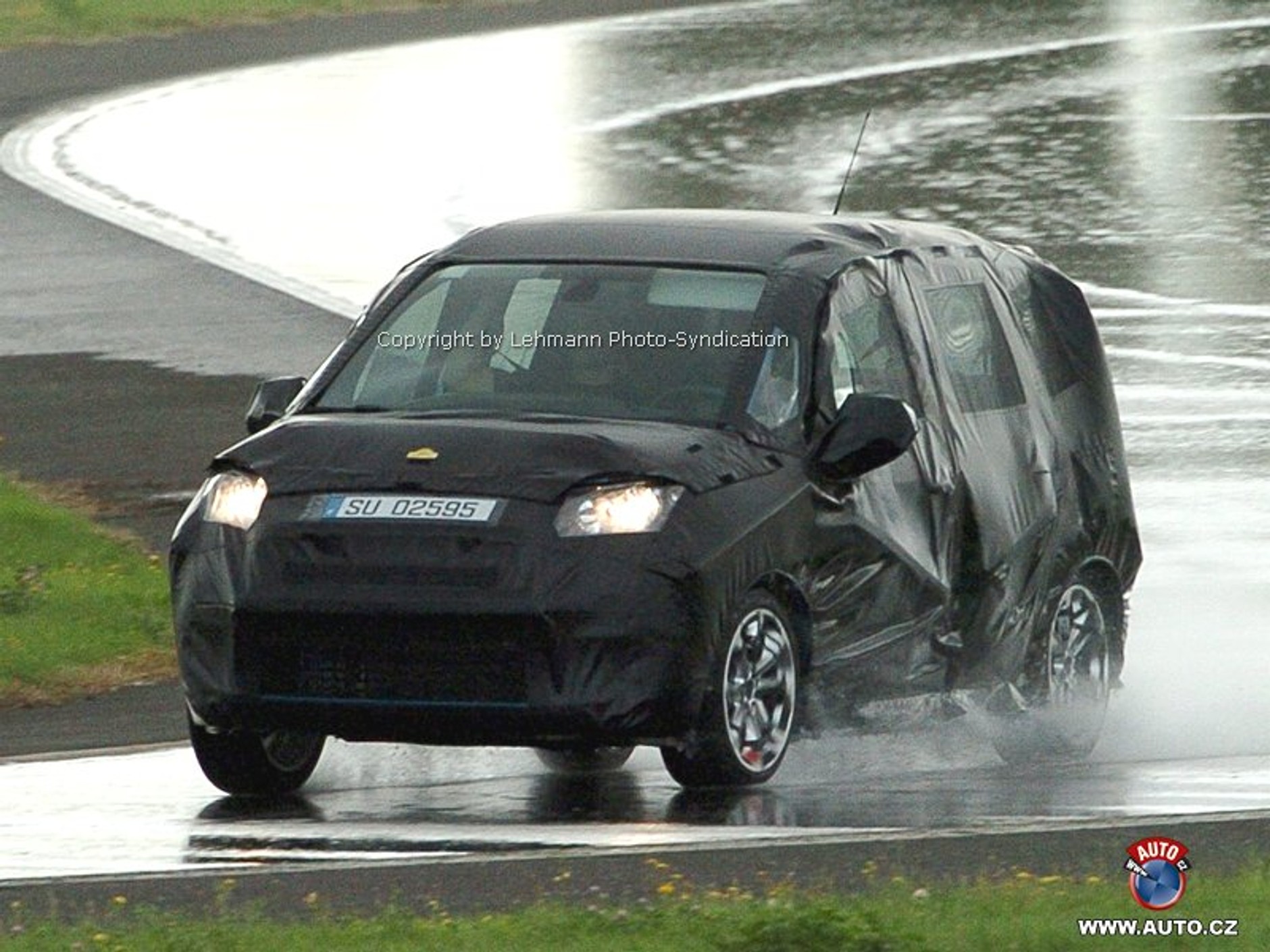 Zdjęcia szpiegowskie: Citroen wyśle do klasy mini-MPV swój C3 StreetLounge