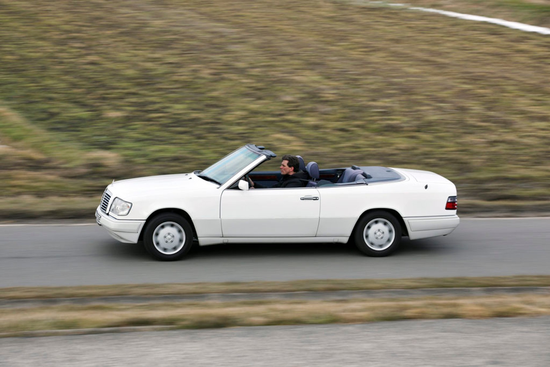Mercedes 124 cabrio - kabriolet na cztery pory roku