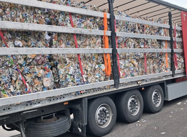 Zatrzymana ciężarówka na granicy polsko-niemieckiej. W naczepie nie było makulatury