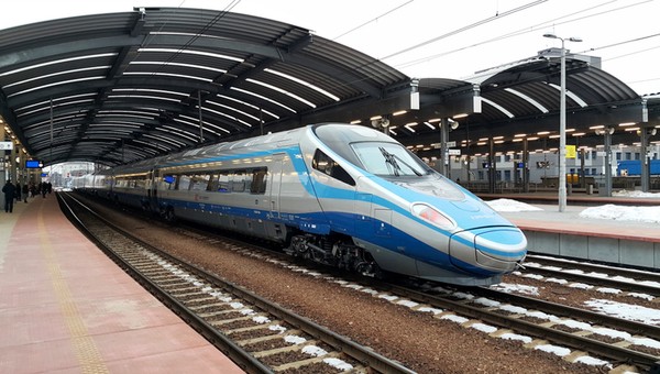 Lepiej autem niż pociągiem PKP. Kolej przegrywa z autostradami