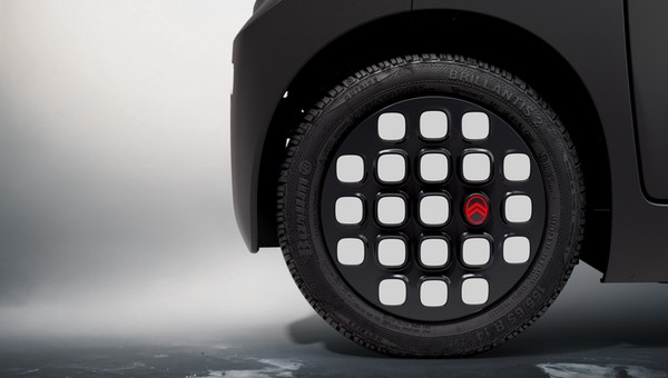 Citroen Ami przeszedł na ciemną stronę mocy. Stara się być mroczny i wygląda fenomenalnie