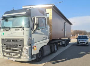 Inspektorzy ITD mieli dobre oko, zatrzymując pojazd przewożący domek