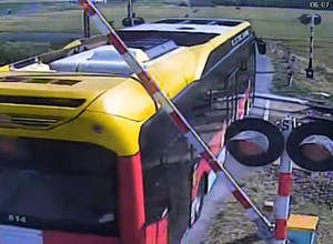 Kierowca autobusu miejskiego wjechał na przejazd w złym momencie. Policjant uznał, że 2000 zł mandatu to za mało. Jest nagranie