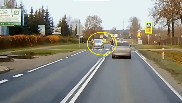Niemal wjechała w pieszych pod szkołą. Zignorowała nawet machającego znakiem "Stop" [WIDEO]