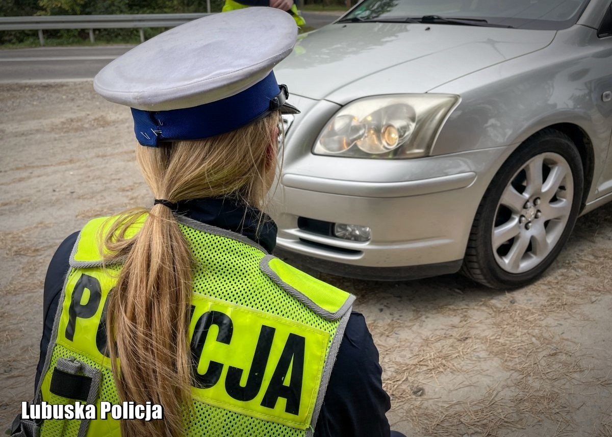 Policjantka sprawdza światła podczas kontroli drogowej