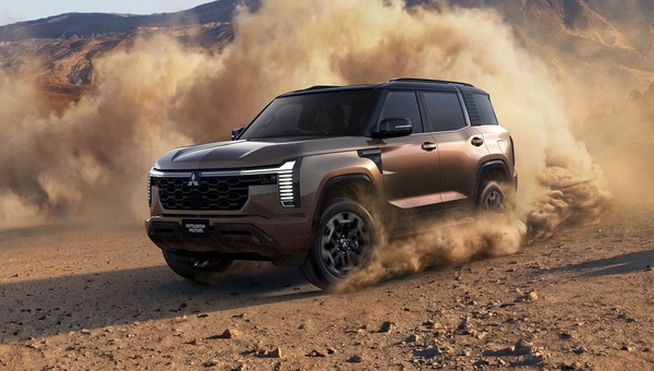 Nowe Mitsubishi Pajero na oficjalnym zdjęciu producenta