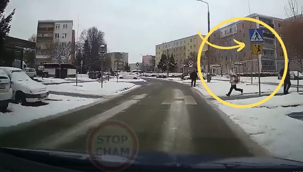 Taksówkarz wrzucił nagranie z kamerki samochodowej, by pouczyć rodziców. Internauci wytknęli jego błędy