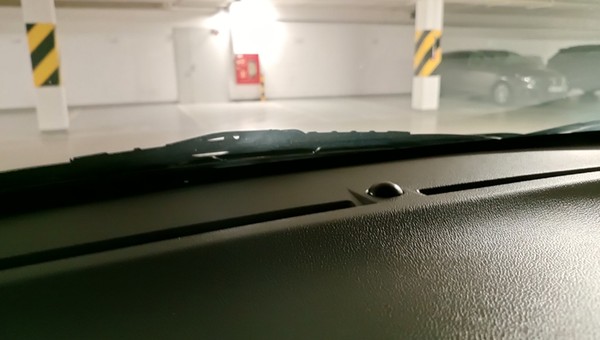 Tajemnicza kulka przy przedniej szybie samochodu. Mało kto wie, do czego służy