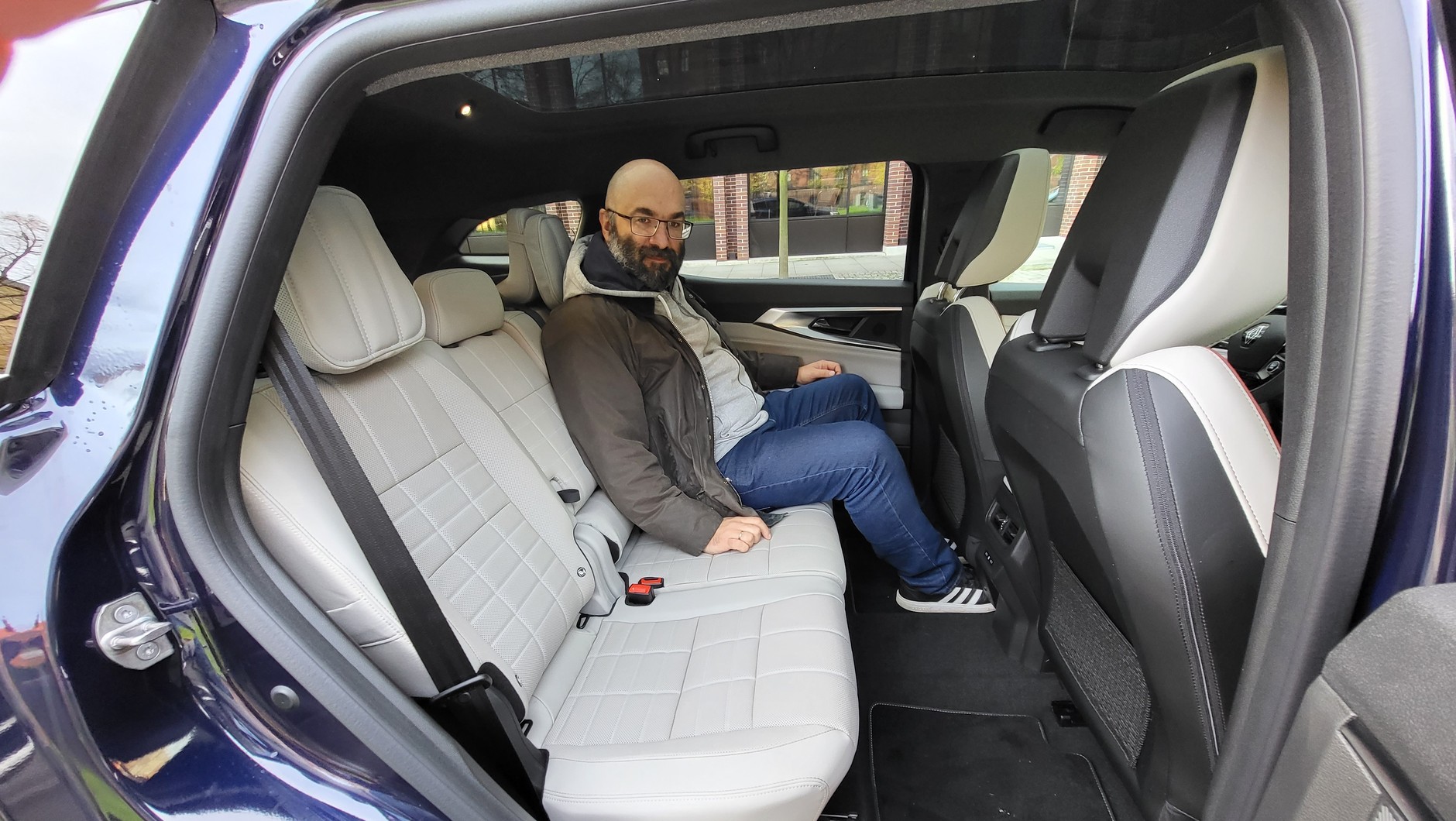 Renault Espace 2023: w środkowym rzędzie jest naprawdę wygodnie i przestronnie.