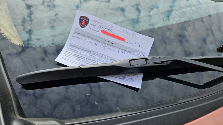 Za wycieraczką samochodu znajdziemy wezwanie, a nie mandat
