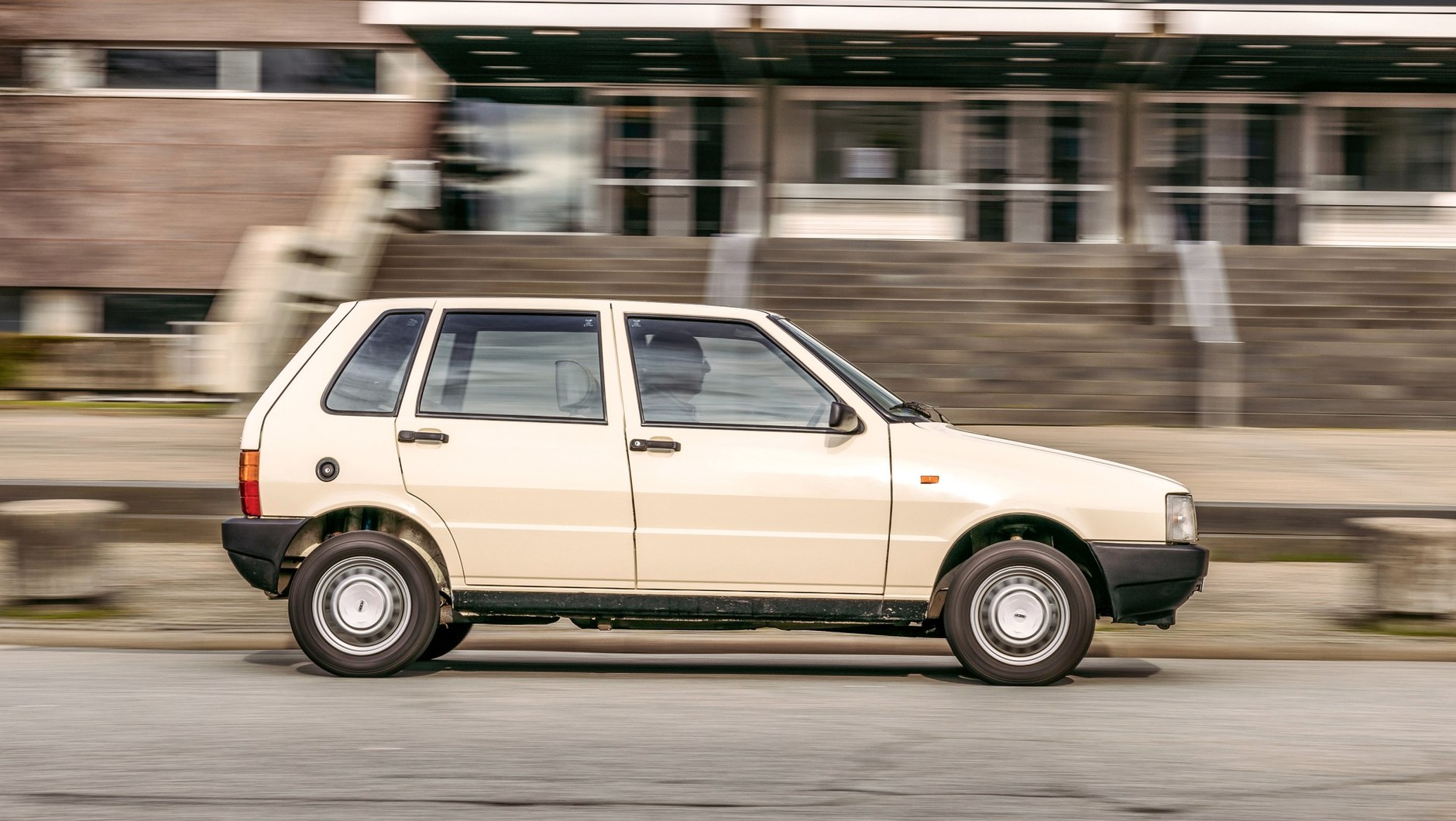 Oprócz estetycznych powodów design Fiata Uno miał też uzasadnienie czysto techniczne: wysoki stopień automatyzacji produkcji nadwozia wymuszał proste kształty karoserii.