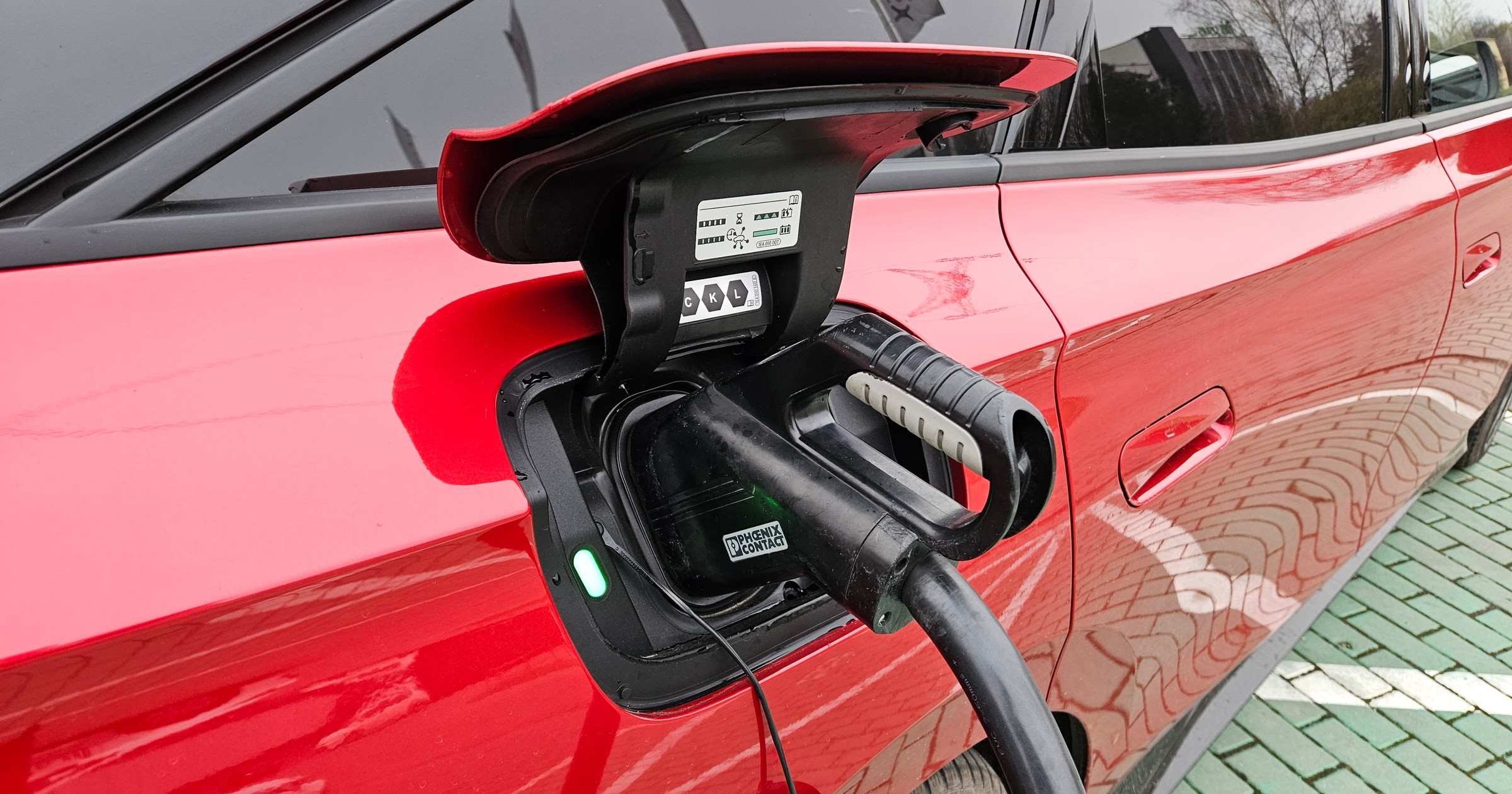 Ładowanie auta elektrycznego – zdjęcie ilustracyjne