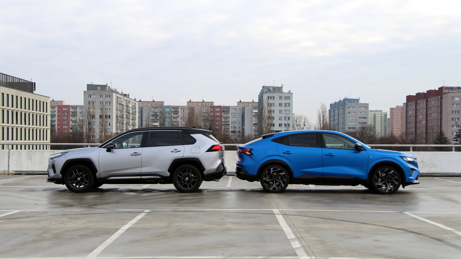 Renault Rafale E-Tech 300 kontra Toyota RAV4 Plug-In Hybrid