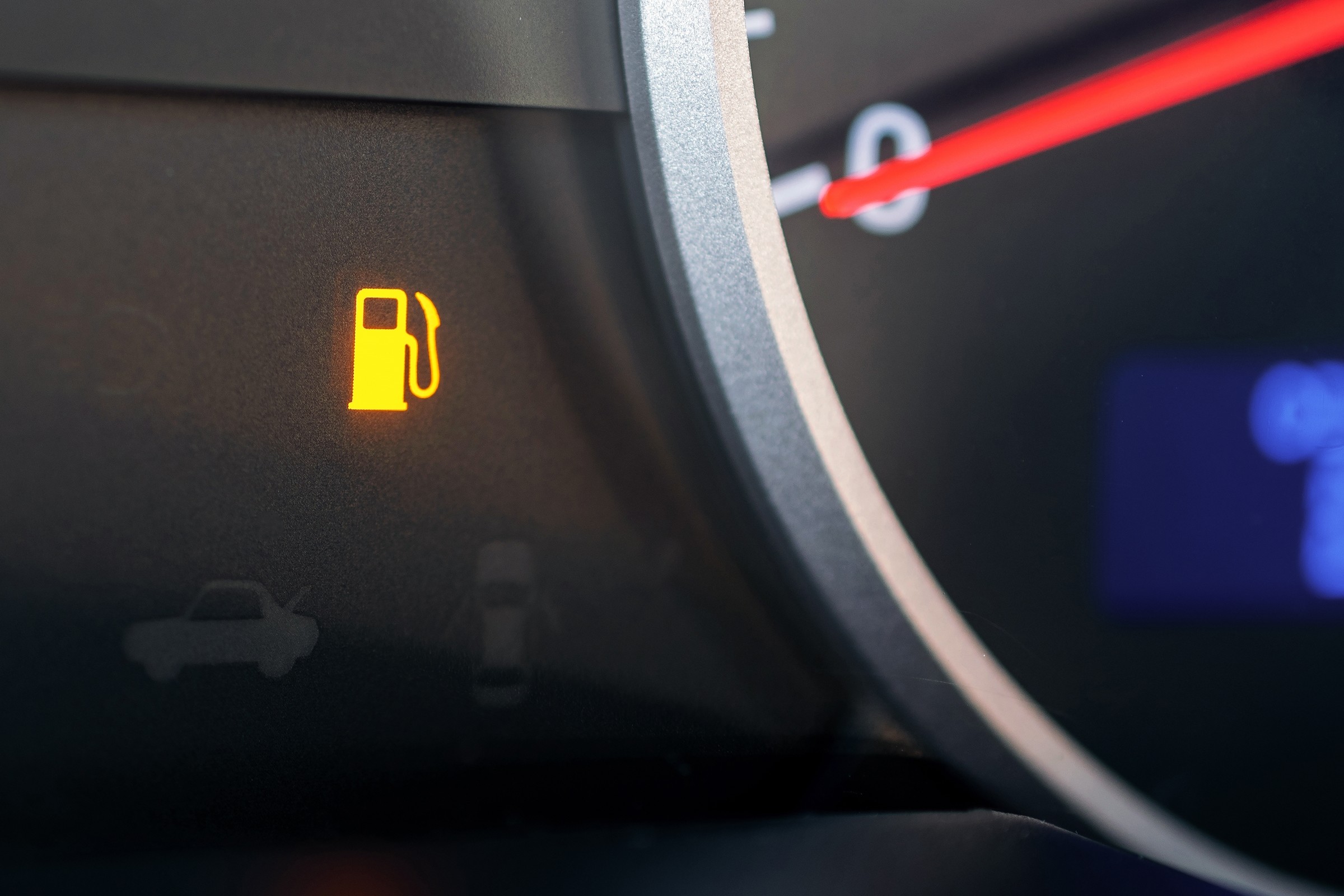 Kontrolka rezerwy to znak, iż trzeba gwałtownie szukać stacji. Te sposoby pozwolą spokojnie do niej dotrzeć