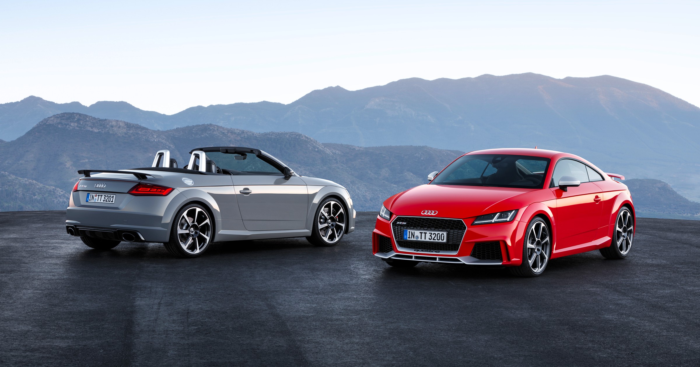 Audi TT RS Coupé i  Audi TT RS Roadster