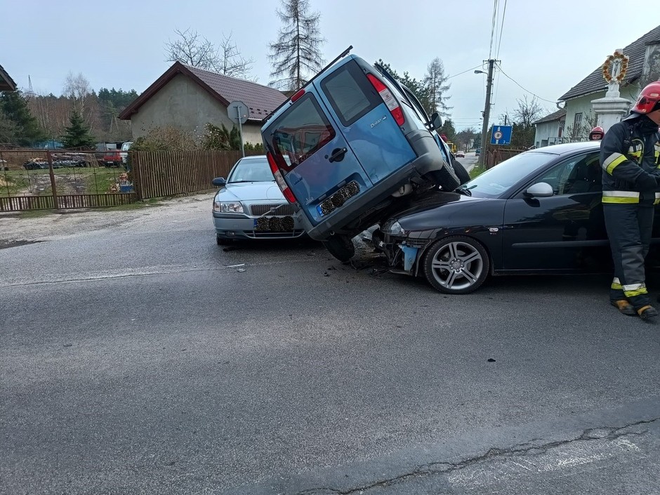Kierowca Fiata wymusił pierwszeństwo i doprowadził do kolizji z dwoma innymi autami