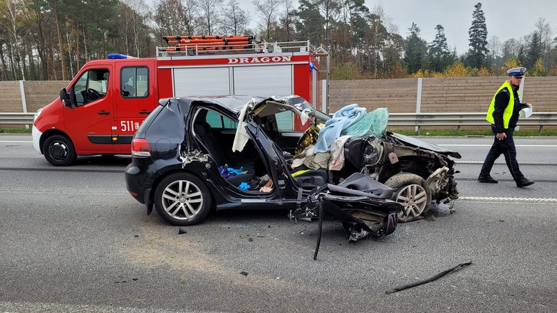 Wypadek śmiertelny na A1. Golfem uderzył w ciężarówkę