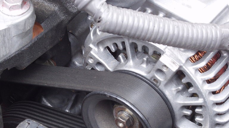 Brak ładowania akumulatora: sprawdź pasek alternatora