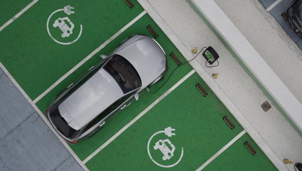 Na zielonej kopercie można parkować tylko w trakcie ładowania samochodu elektrycznego