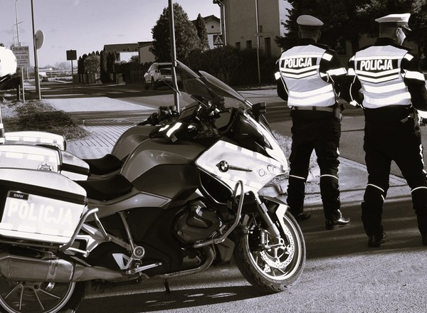 Policjanci zatrzymali dwóch piratów drogowych. Jeden z nich miał sądowy zakaz