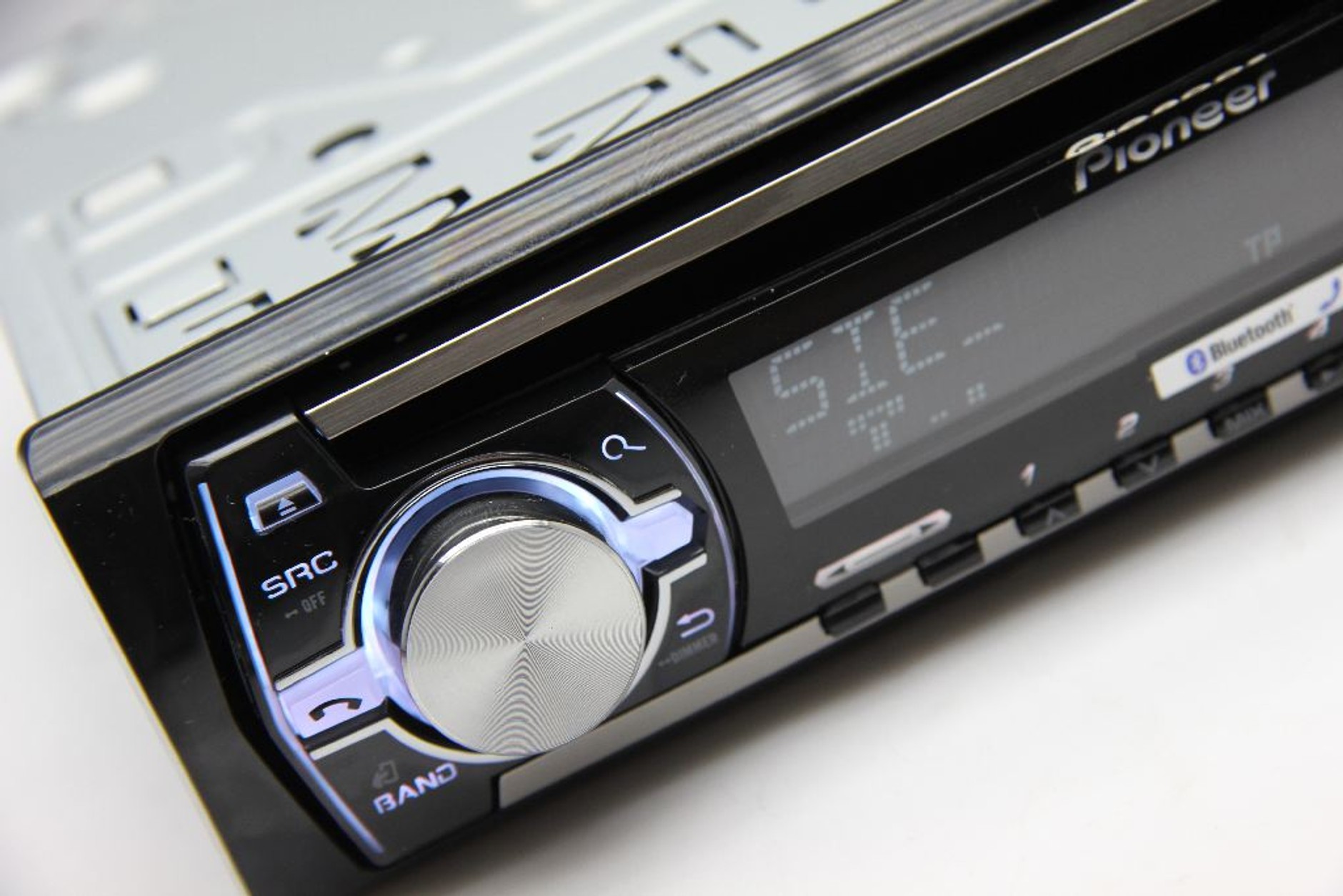 Jakość wykonania? To już tradycja dla Pioneera: DEH-X5500BT jest świetnie wykonany.