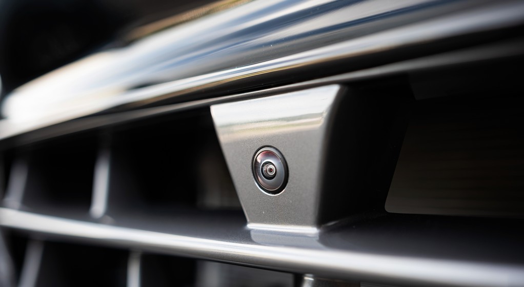 Typowa kamera przednia samochodu: zasadniczo służy do pomocy przy parkowaniu, ale potrafi też stale monitorować otoczenie