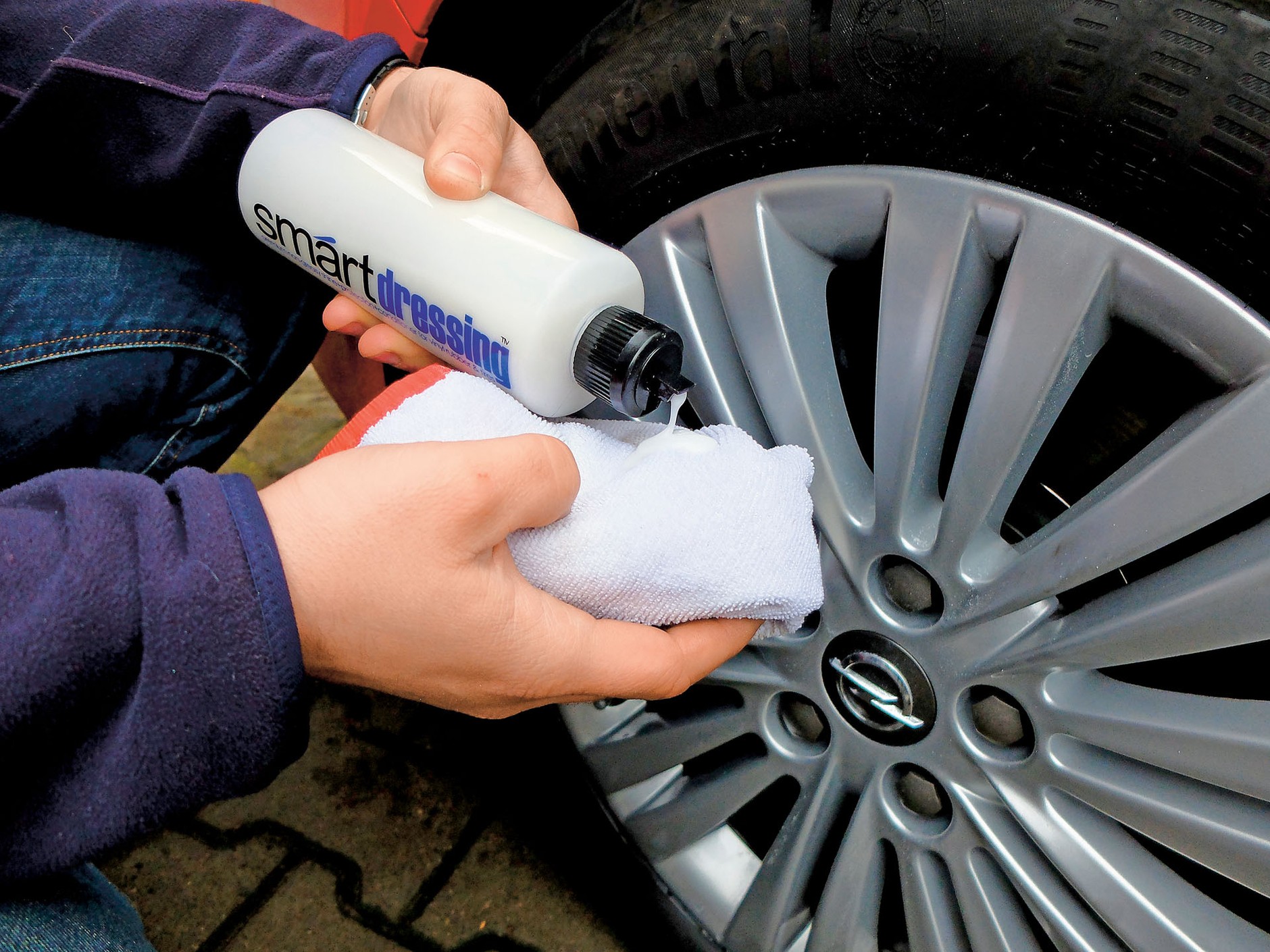 Jak przywrócić czerń oponom?